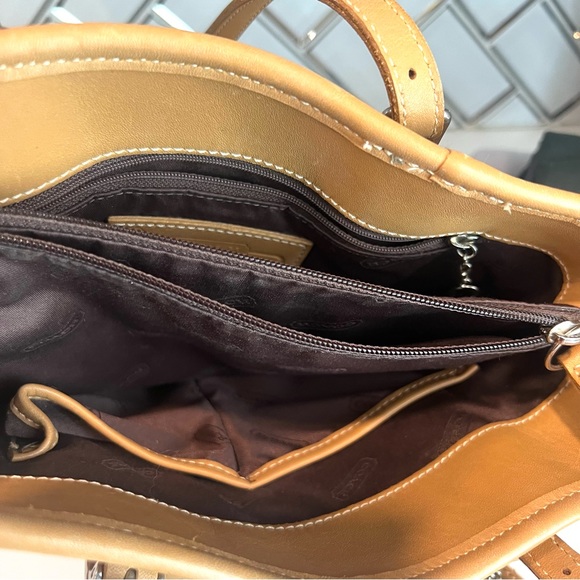 COACH TAN LEATHER BUCKET BAG WITH SILVER HARDWARE - Picture 12 of 15